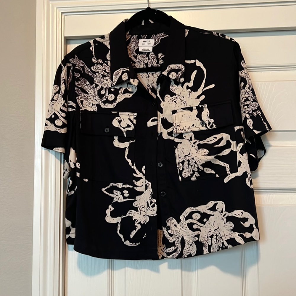 RVCA • Cropped Black Button Down Tee • Large